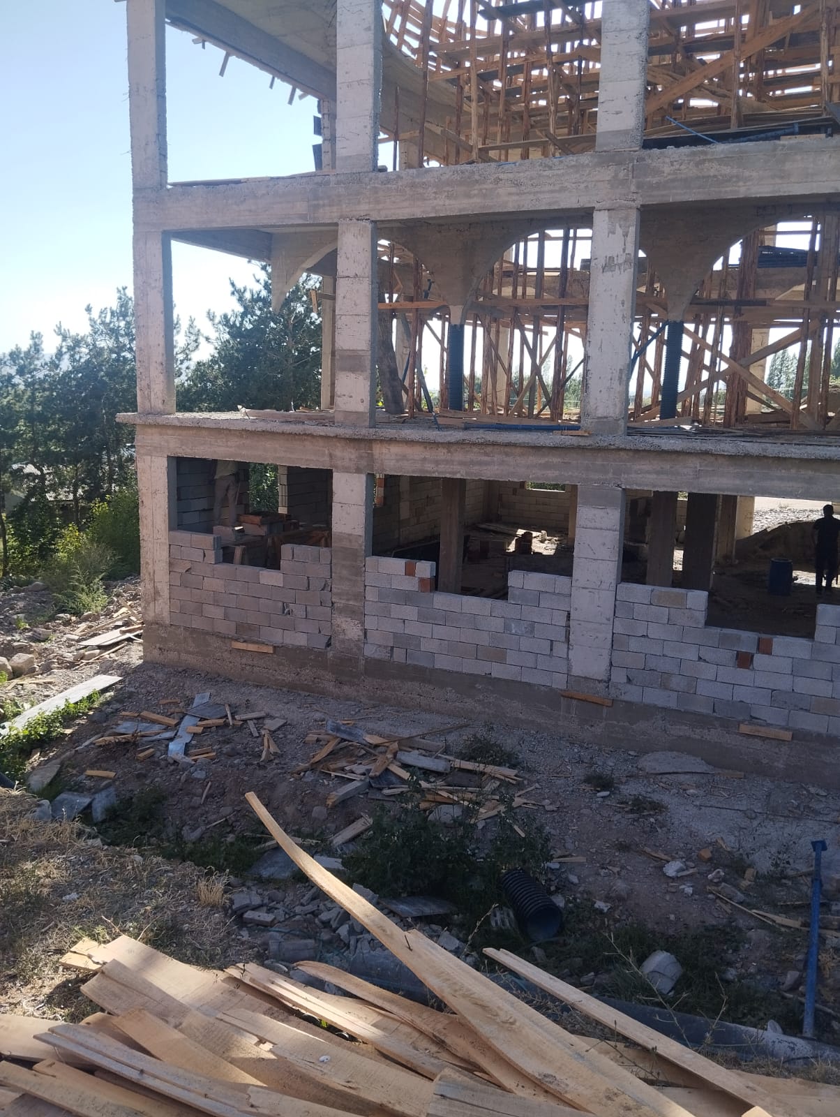 Siz hayırseverlerin katkıları sayesinde inşaatımız tüm hızıyla ilerliyor. Duvar ve kubbe yapımı devam ediyor.